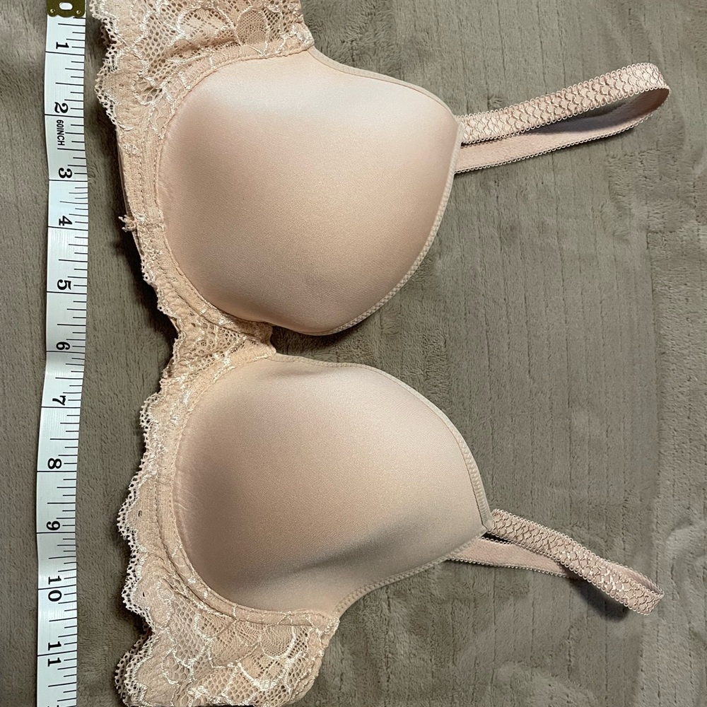SIMONE PÉRÈLE Elegant Lace Trimmed Bra in Cream